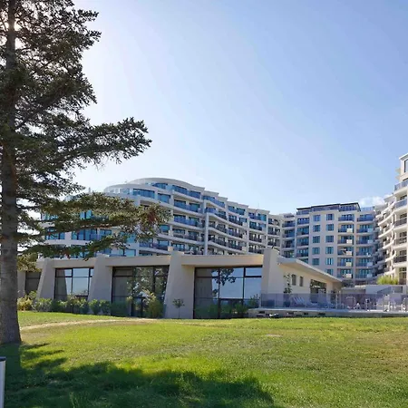 Apartment Skyline - Sea View, Pools, Spa&free Parking Warna